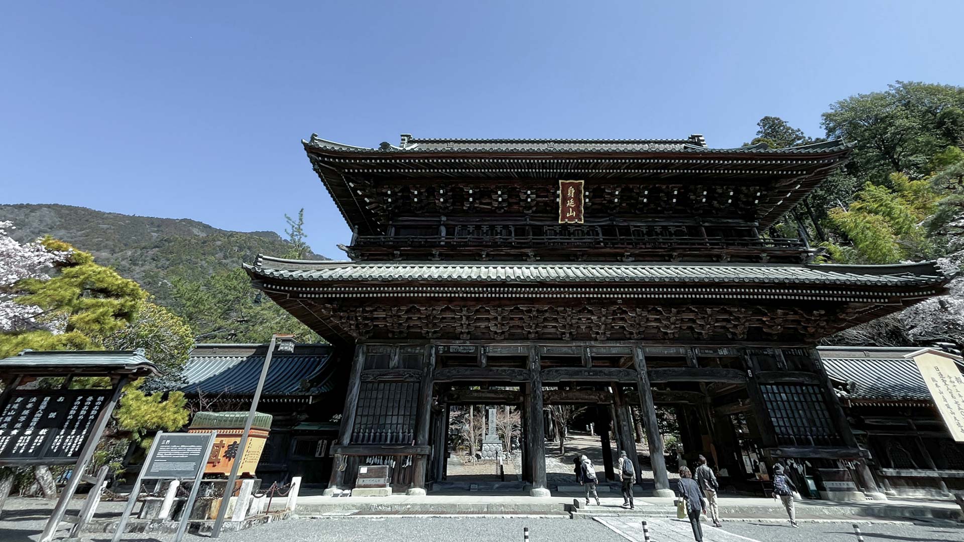 身延山の山門